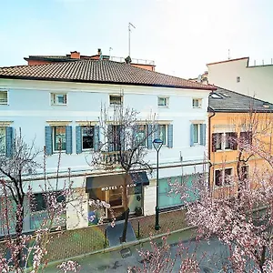 https://aaron.hotelinveneto.com